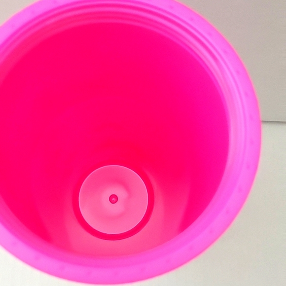 Starbucks Holiday 2023 Hot Pink With Silver Ribbon Color Change Venti Tumbler - Picture 4 of 4